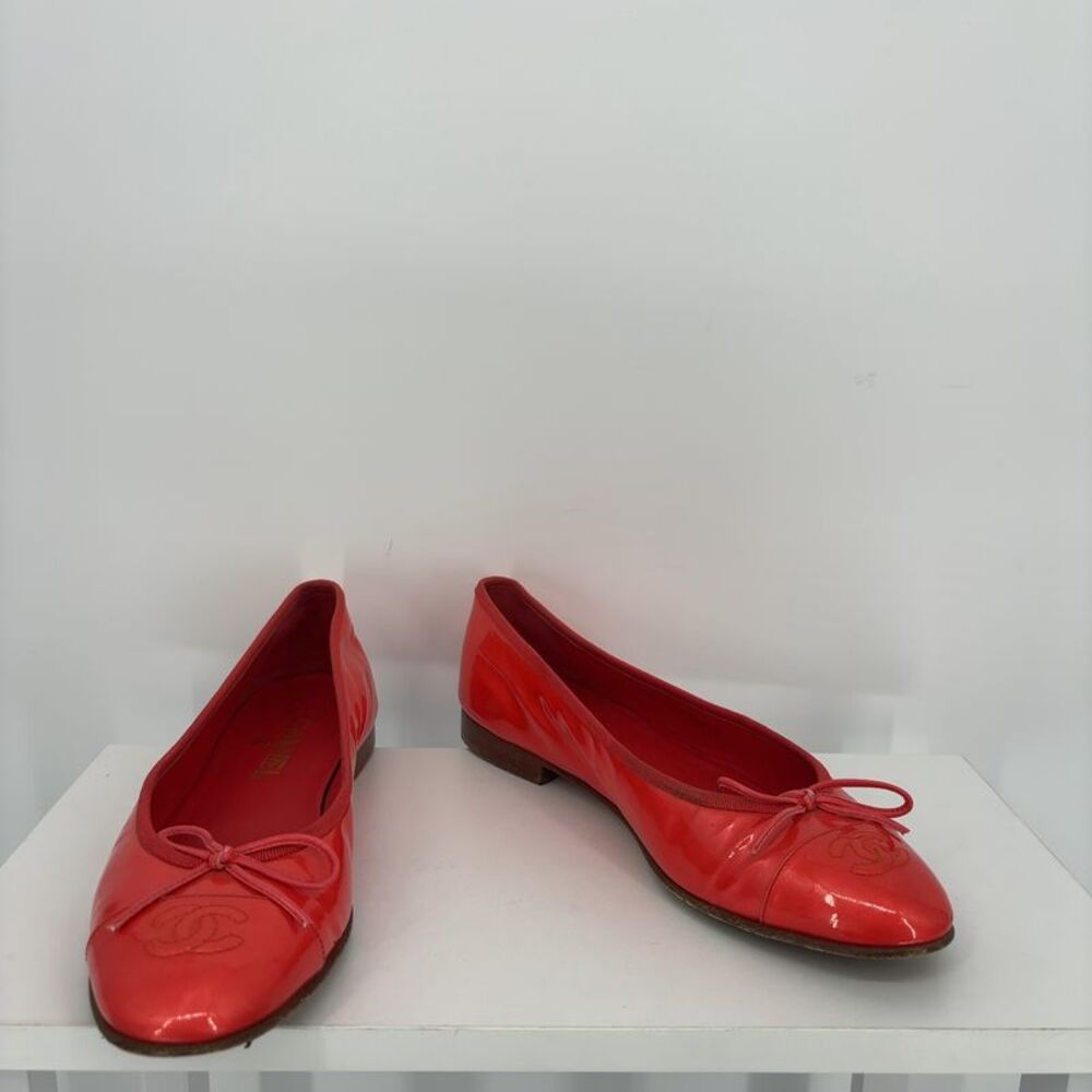 CHANEL Red Patent Leather Ballet Flats with Bow